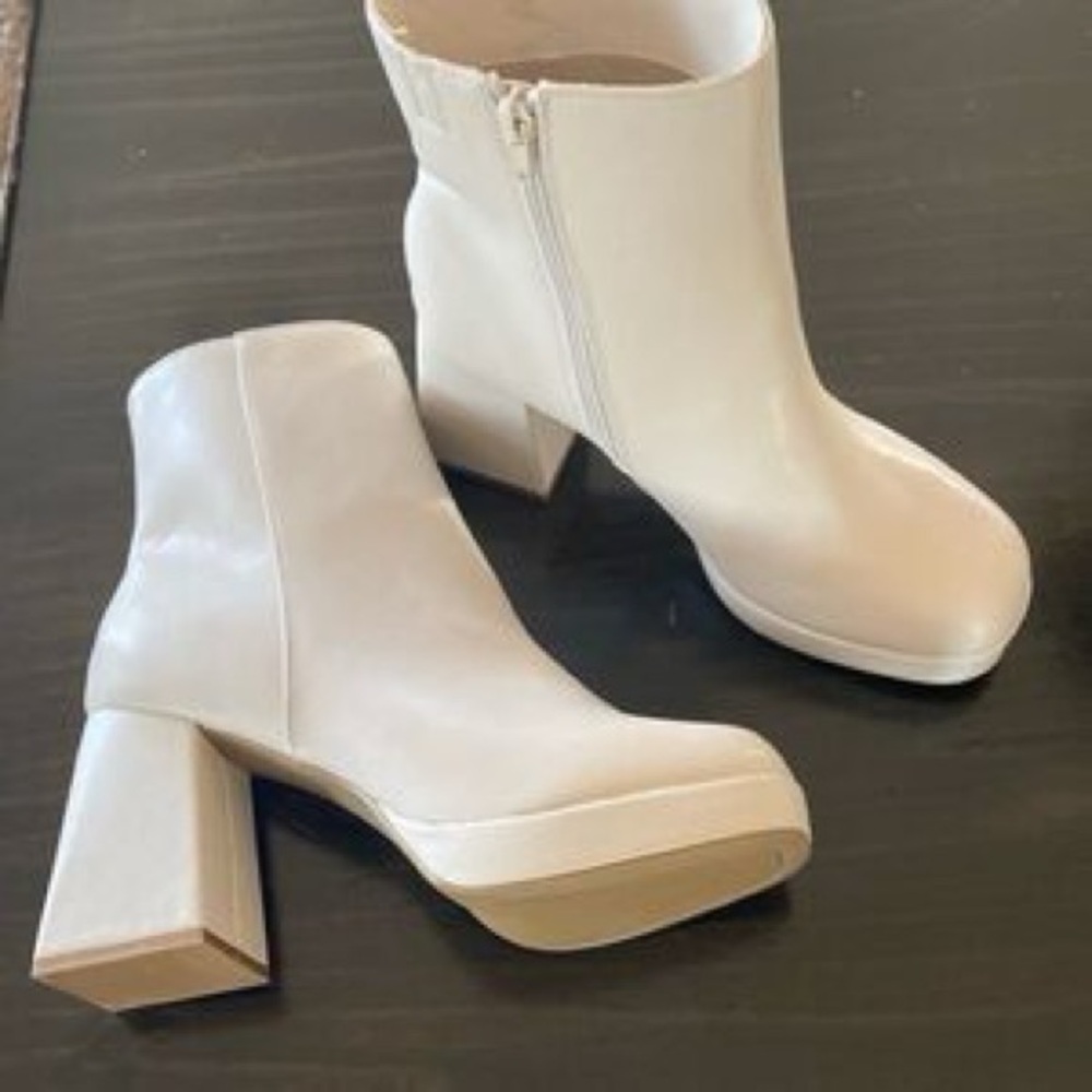 Mari A Heeled Booties Womens Size 9.5